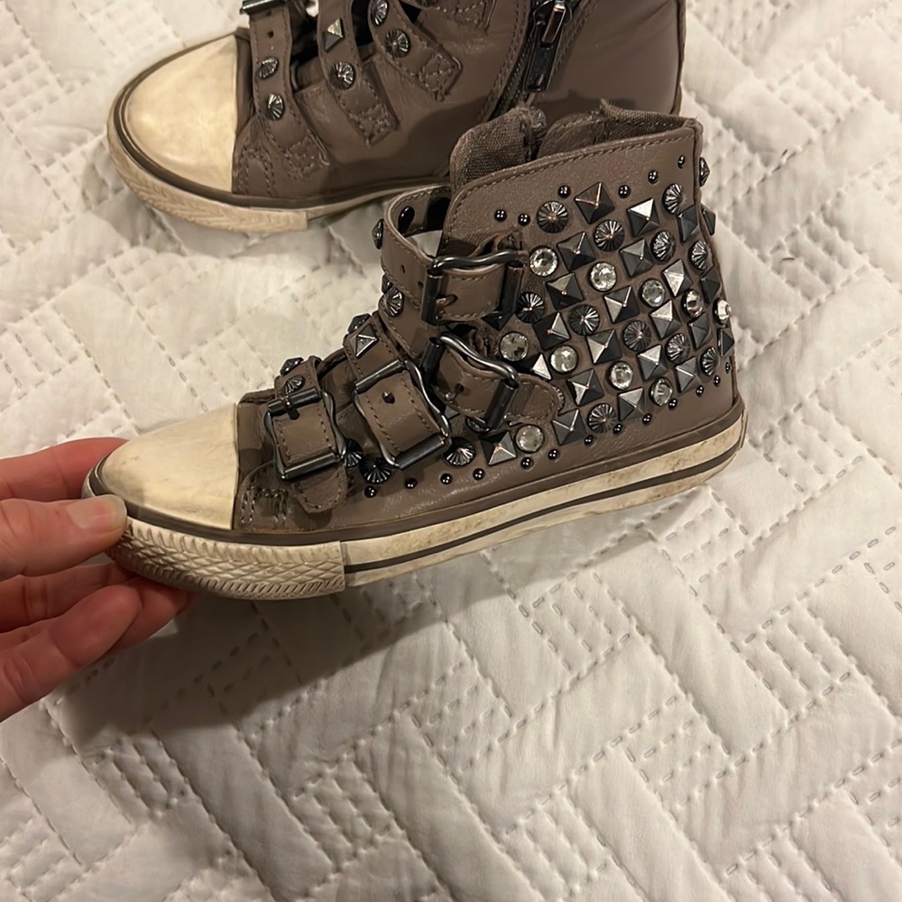 Girls ash sneaker size27 like. 10/11 US size